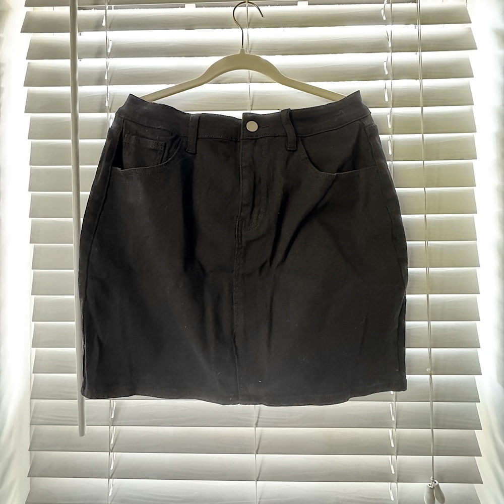 Black mini skirt - NEVER WORN